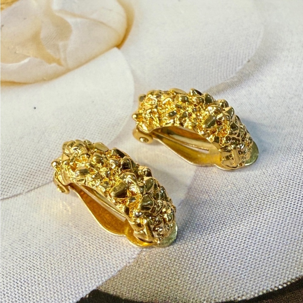NINA RICCI Gold Clip on Earring - Picture 1 of 8